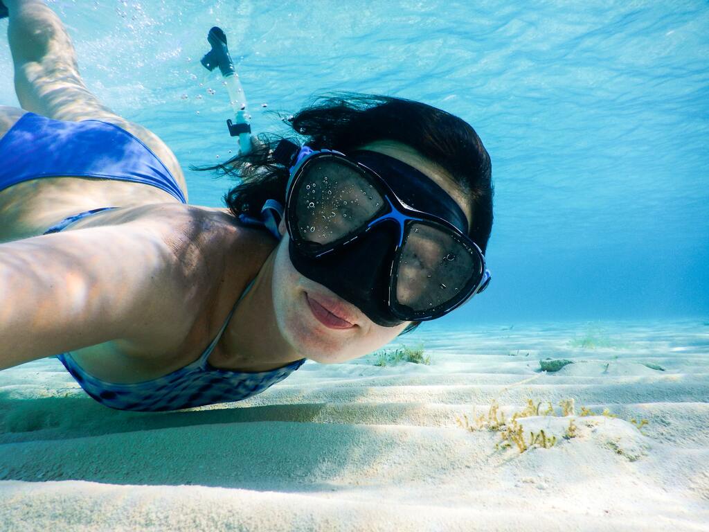 woman do snorkel in isla mujeres