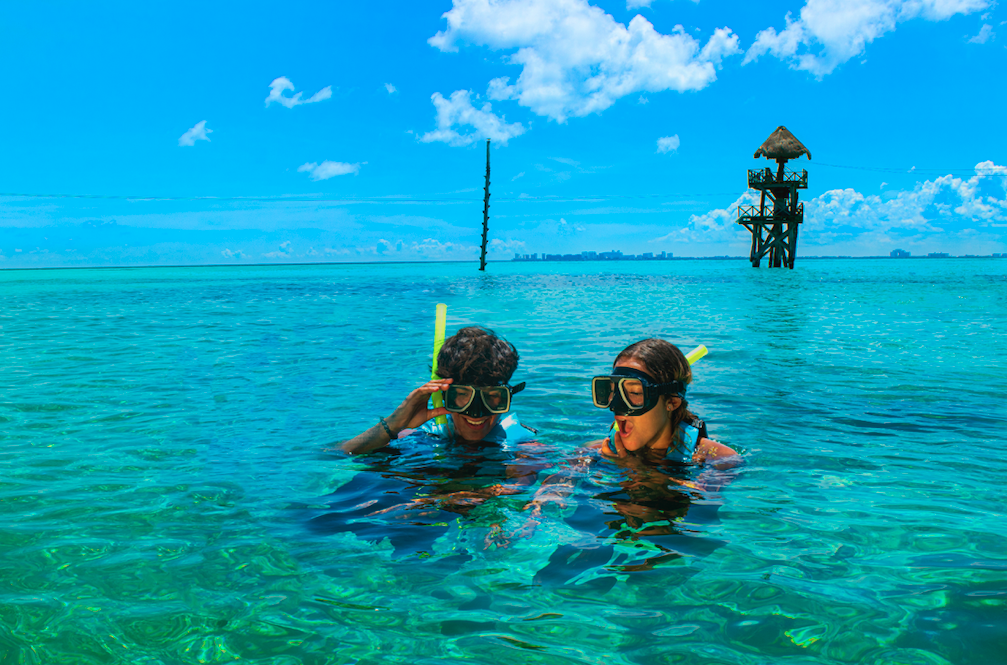 couple doing snorkel in cancun isla mujeres