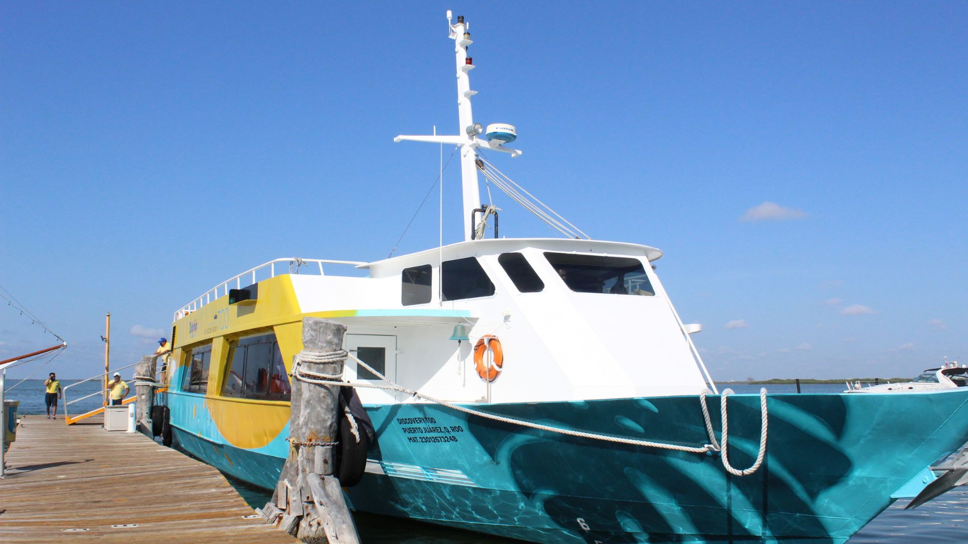 ferry discovery too de dolphin discovery en el muelle