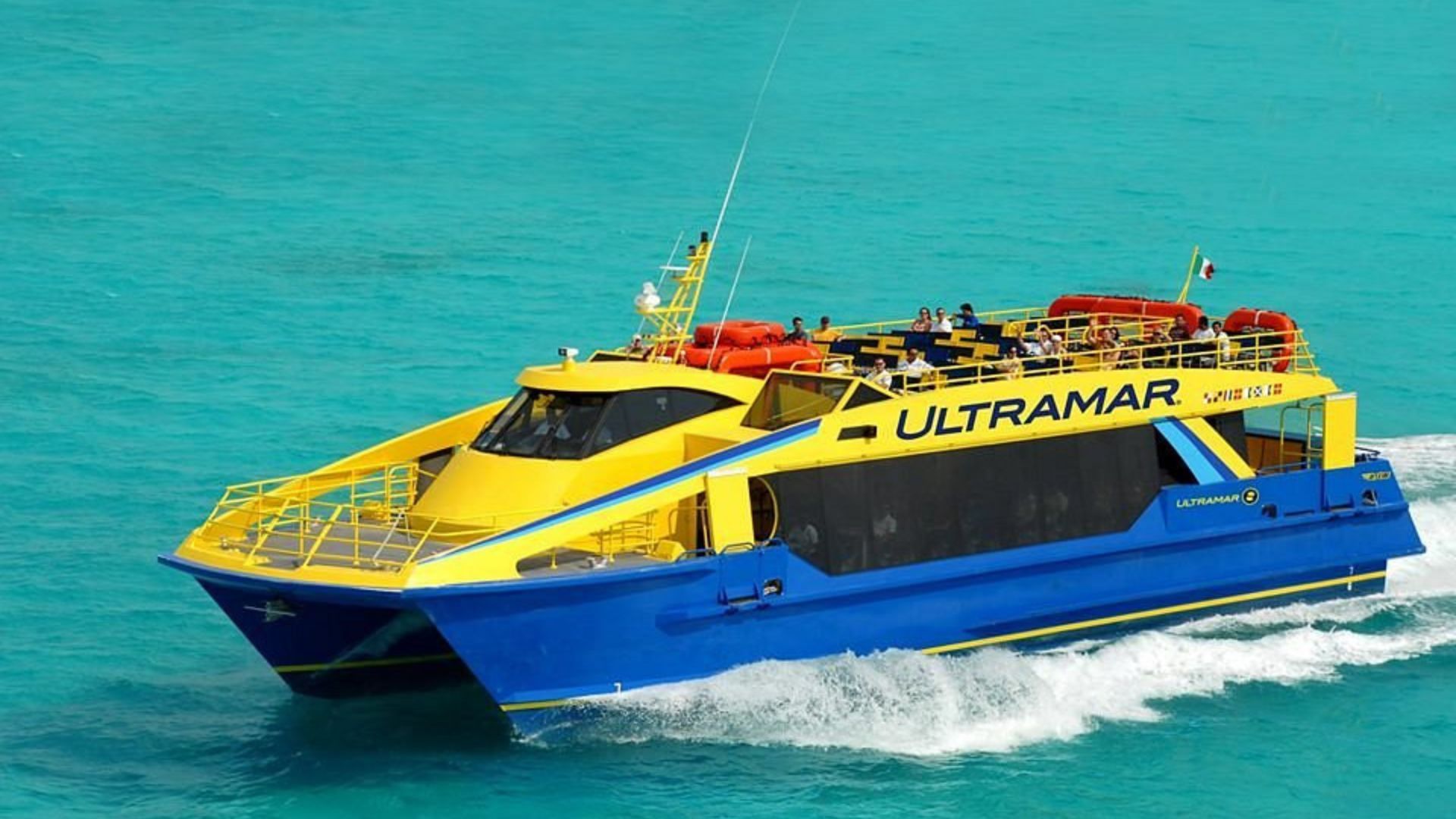 personas abordando un ferry de ultramar a isla mujeres