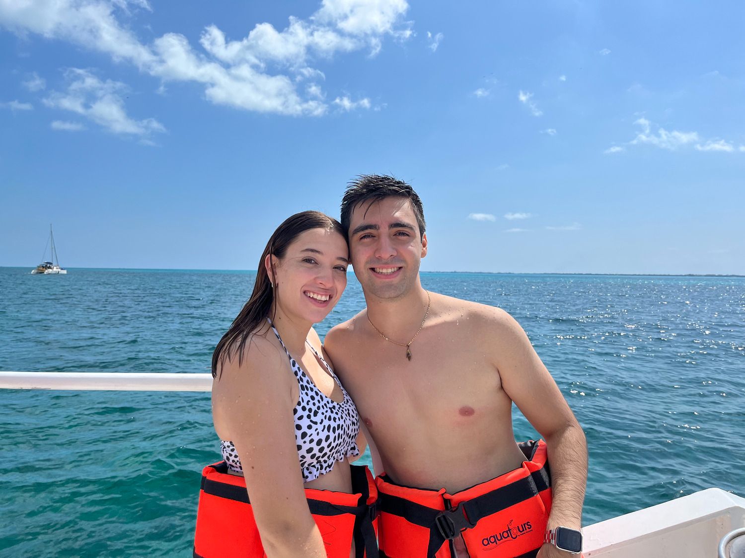 couple on a catamaran tour to isla mujeres