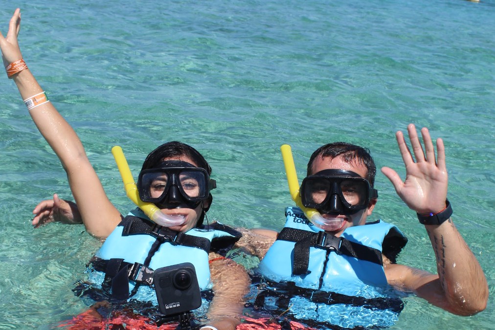 couple on a snorkeling tour in cancun isla mujeres